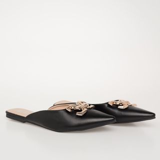 Mules en negro con hebilla dorada