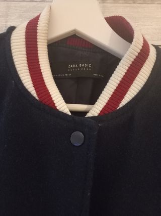 Chaqueta tipo béisbol.