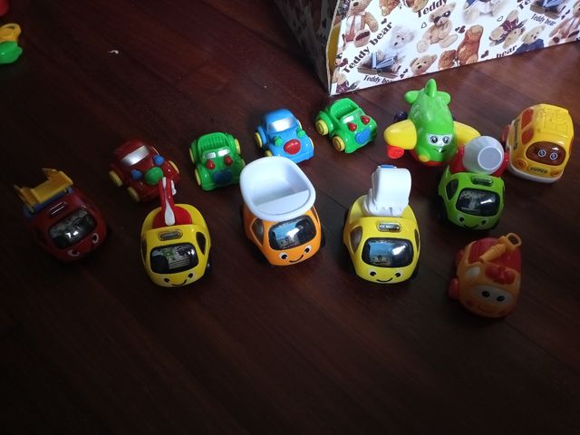 Lote de 12 vehículos para bebés