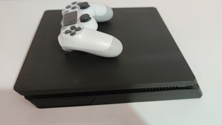 PS4 de 1 TB + Mando + Cables