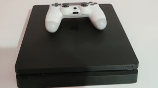 PS4 de 1 TB + Mando + Cables