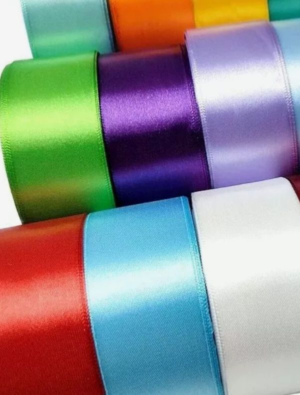 Cinta de satén (similar a raso). Lazo.