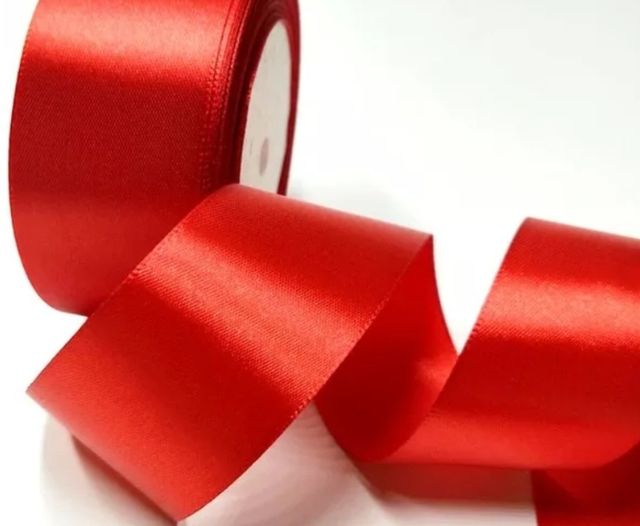 Cinta de satén (similar a raso). Lazo.