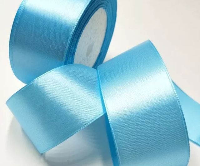 Cinta de satén (similar a raso). Lazo.