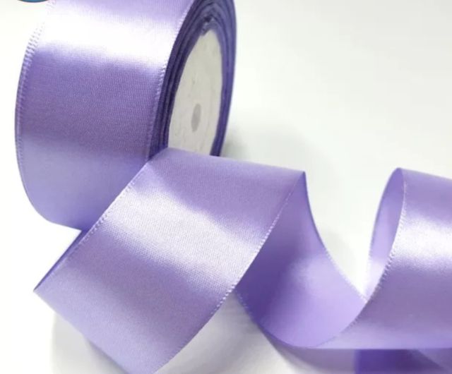 Cinta de satén (similar a raso). Lazo.