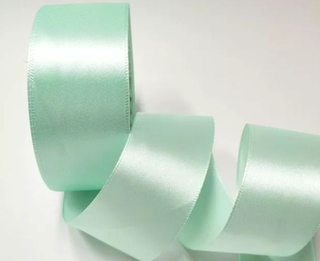 Cinta de satén (similar a raso). Lazo.