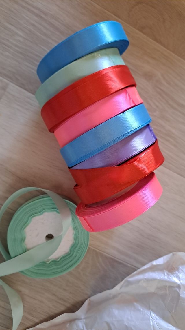 Cinta de satén (similar a raso). Lazo.