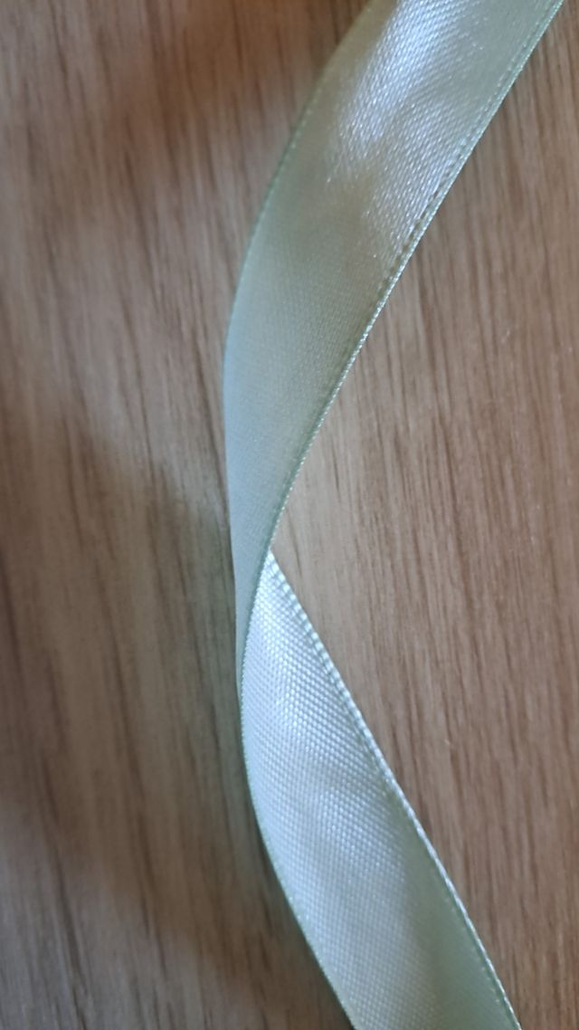 Cinta de satén (similar a raso). Lazo.