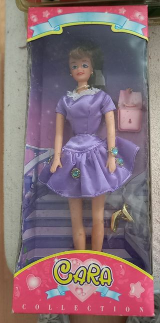 Muñeca "Cara" vintage con joyas C10