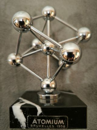 CANDELABRI, STATUINE IN CERAMICA e ATOMIUM..