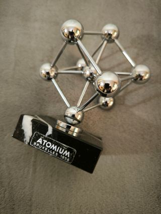 CANDELABRI, STATUINE IN CERAMICA e ATOMIUM..