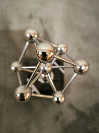 CANDELABRI, STATUINE IN CERAMICA e ATOMIUM..