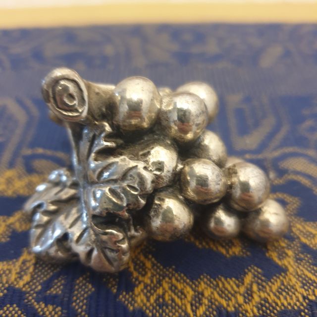 oggetto decorativo grapollo di uva argento