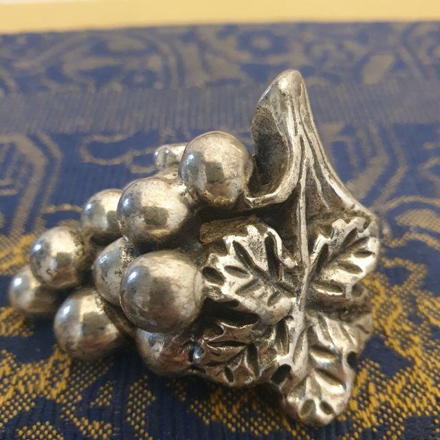 oggetto decorativo grapollo di uva argento