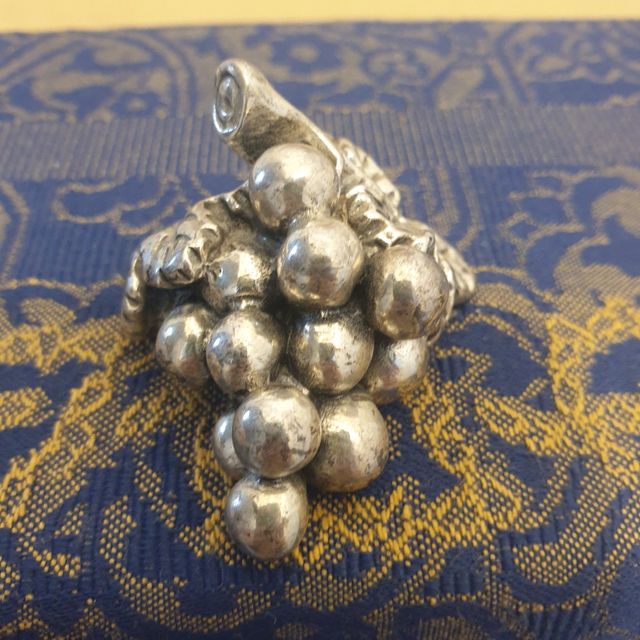 oggetto decorativo grapollo di uva argento