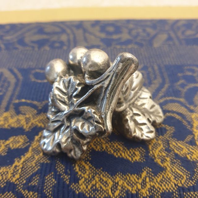 oggetto decorativo grapollo di uva argento