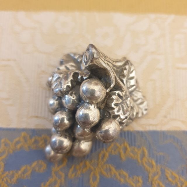 oggetto decorativo grapollo di uva argento