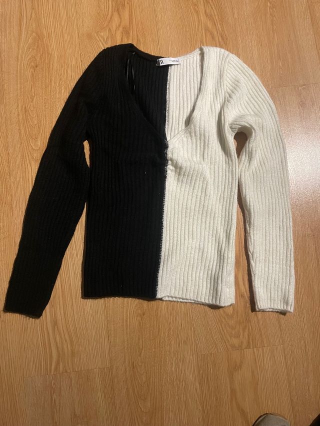 Conjunto jersey blanco y negro y camiseta negra