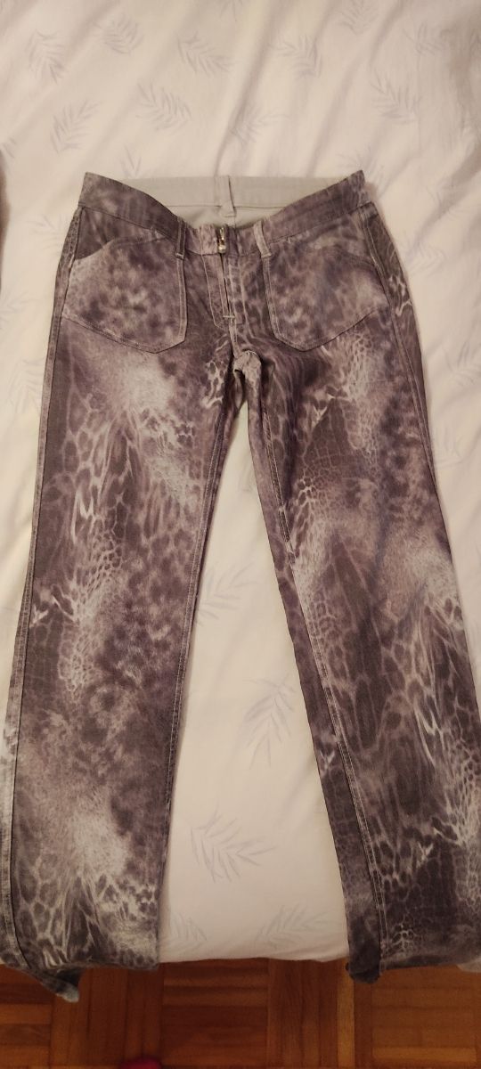 Pantalón pitillo estampado leopardo