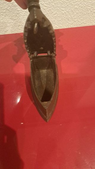 Plancha antigua de hierro fundido y mago de madera