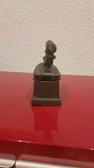 Plancha antigua de hierro fundido y mago de madera