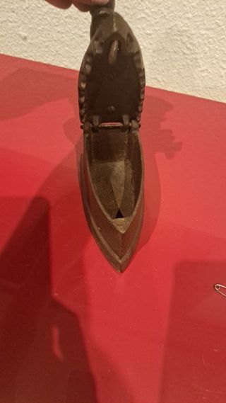 Plancha antigua de hierro fundido y mago de madera