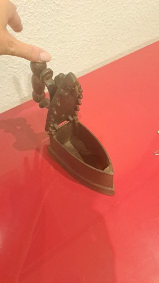 Plancha antigua de hierro fundido y mago de madera