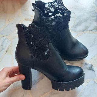 elegante stivaletto con zeppa numero 39