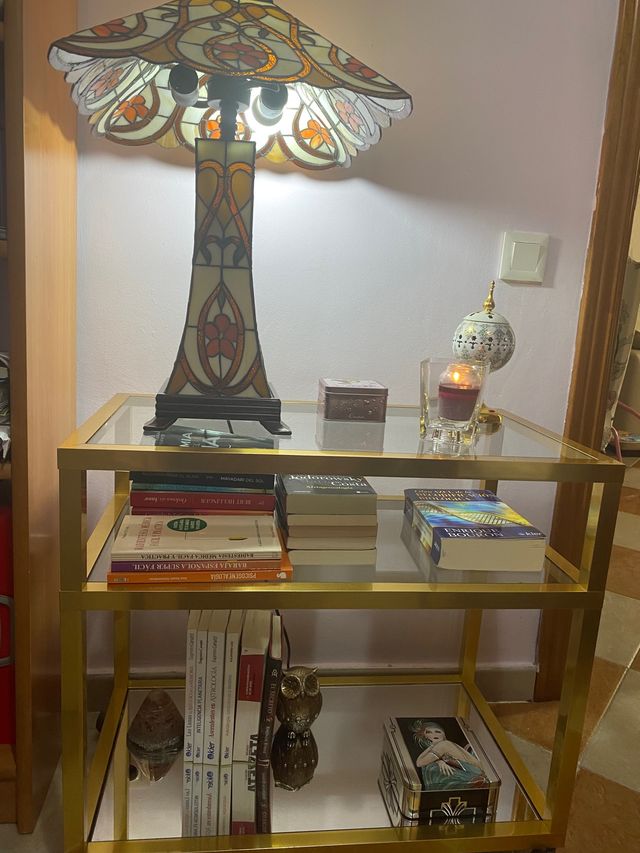 Mesita o consola . Negociable .