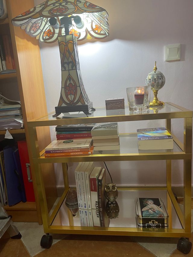 Mesita o consola . Negociable .