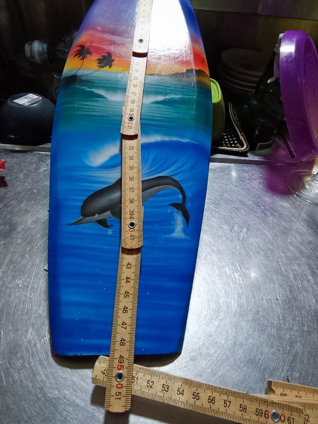 tavola a forma di self tutta dipinta