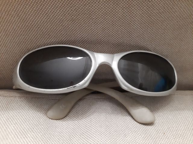 gafas de sol con funda para bebé