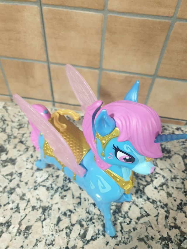 Muñeca Shimmer y su Zahracornio mágico