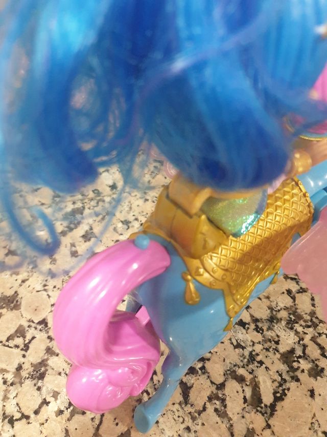 Muñeca Shimmer y su Zahracornio mágico
