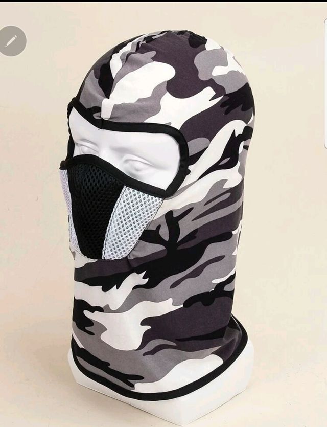 sobrero  con un ojal de hombre  estilo melitar