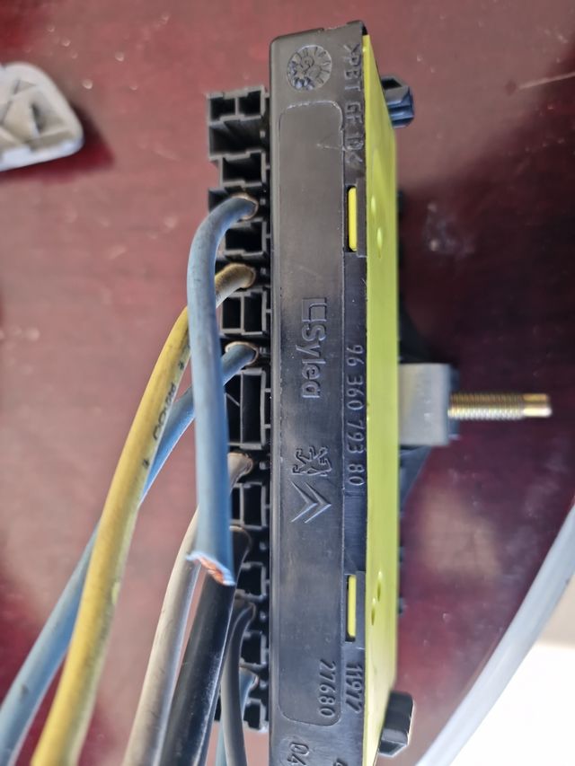 portafusibles peugeot 407  9636079380