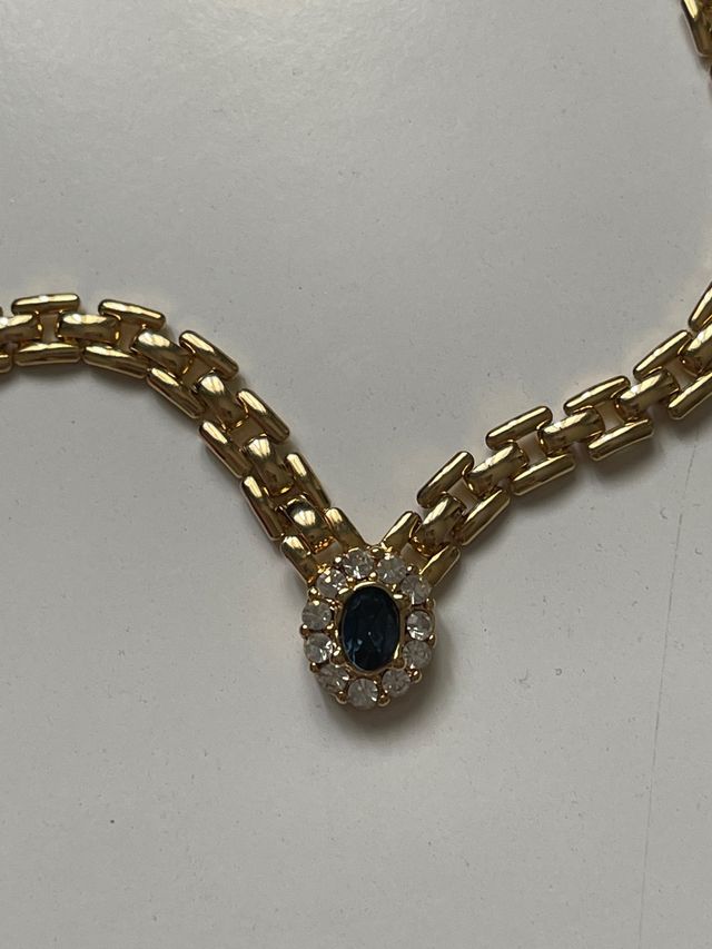 Collar dorado con detalle azul