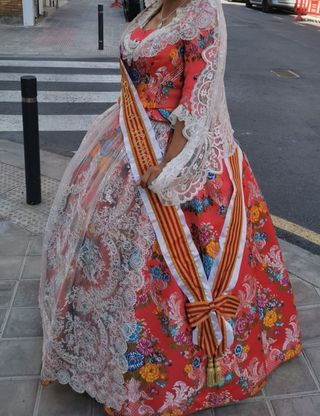 traje de fallera con manteletas y zapatos.

