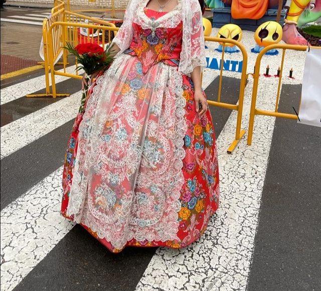 traje de fallera con manteletas y zapatos.