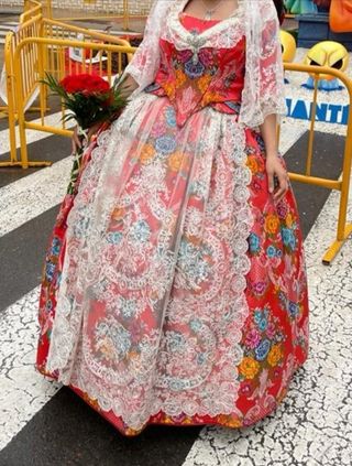 traje de fallera con manteletas y zapatos.

