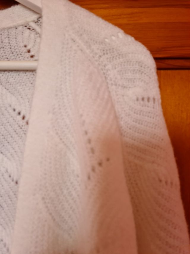 Cardigan blanco de punto con calados