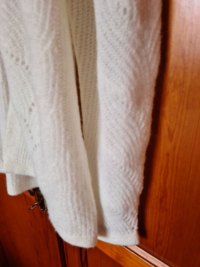 Cardigan blanco de punto con calados