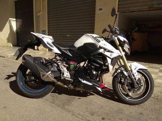 Suzuki gsr 750.