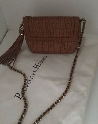Bolso de Piel con cadena larga. Nuevo