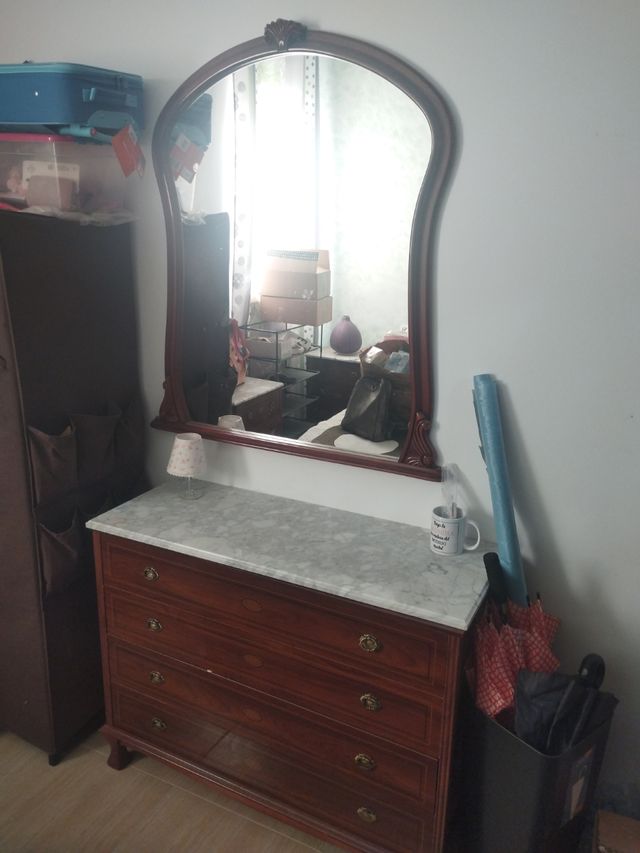 Cómoda  de 4 cajones con espejo