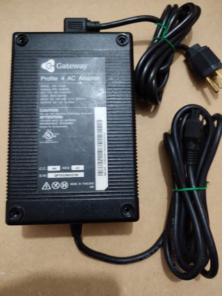 Cargador de ordenador todo en uno Gateway.