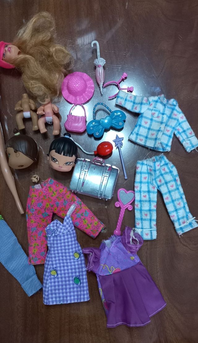 Muñecas para reparar o piezas + ropa y accesorios
