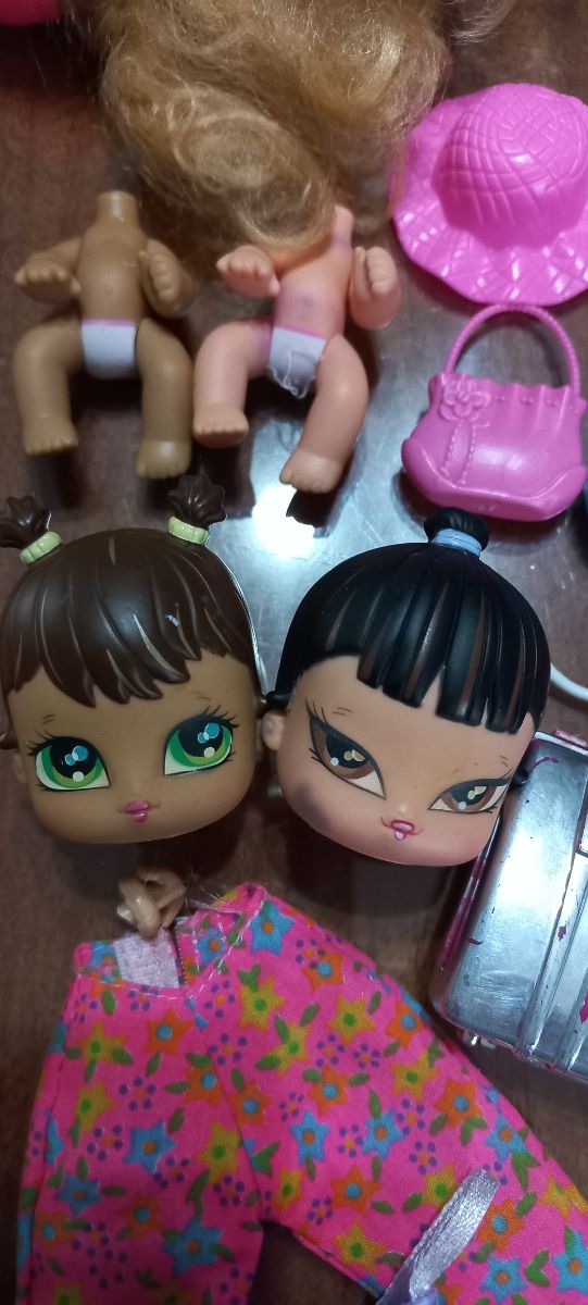 Muñecas para reparar o piezas + ropa y accesorios