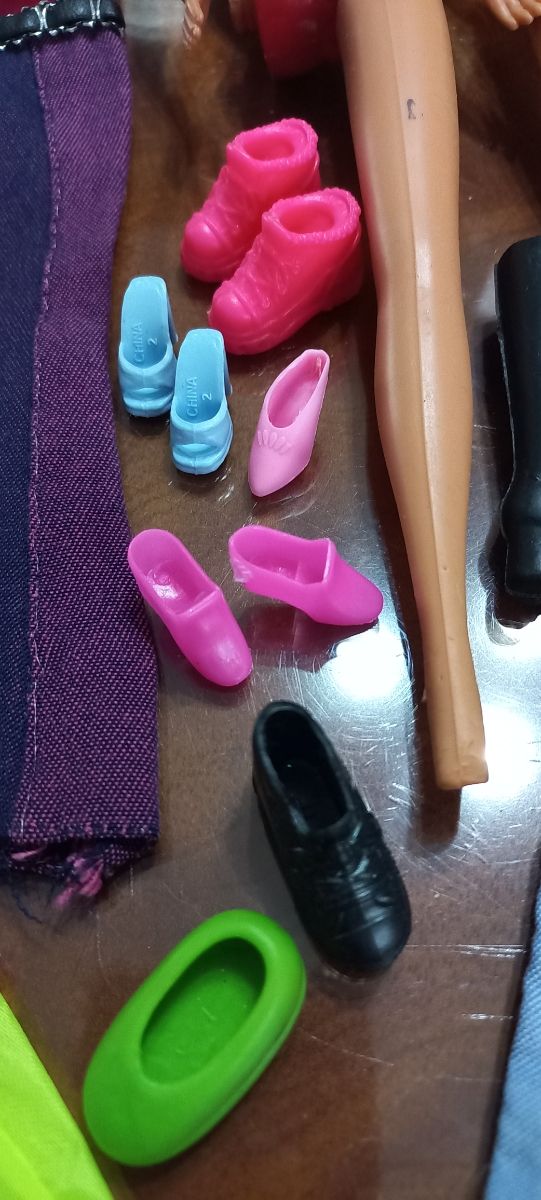 Muñecas para reparar o piezas + ropa y accesorios