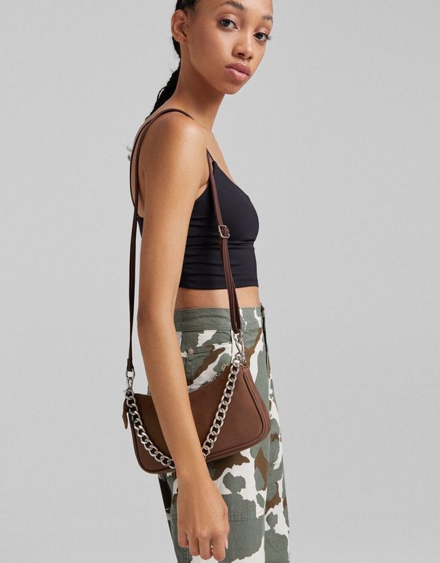 Bolso marrón de Bershka 